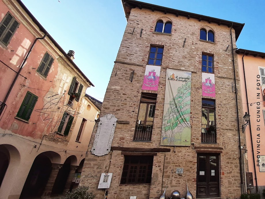 Fotografie Cortemilia, capitale della nocciola piemontese - Langhe