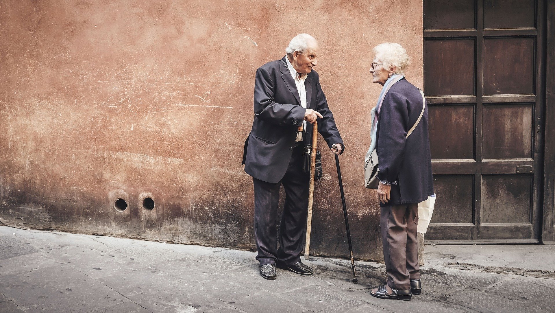 Par de ancianos en la calle | Foto: Pixabay