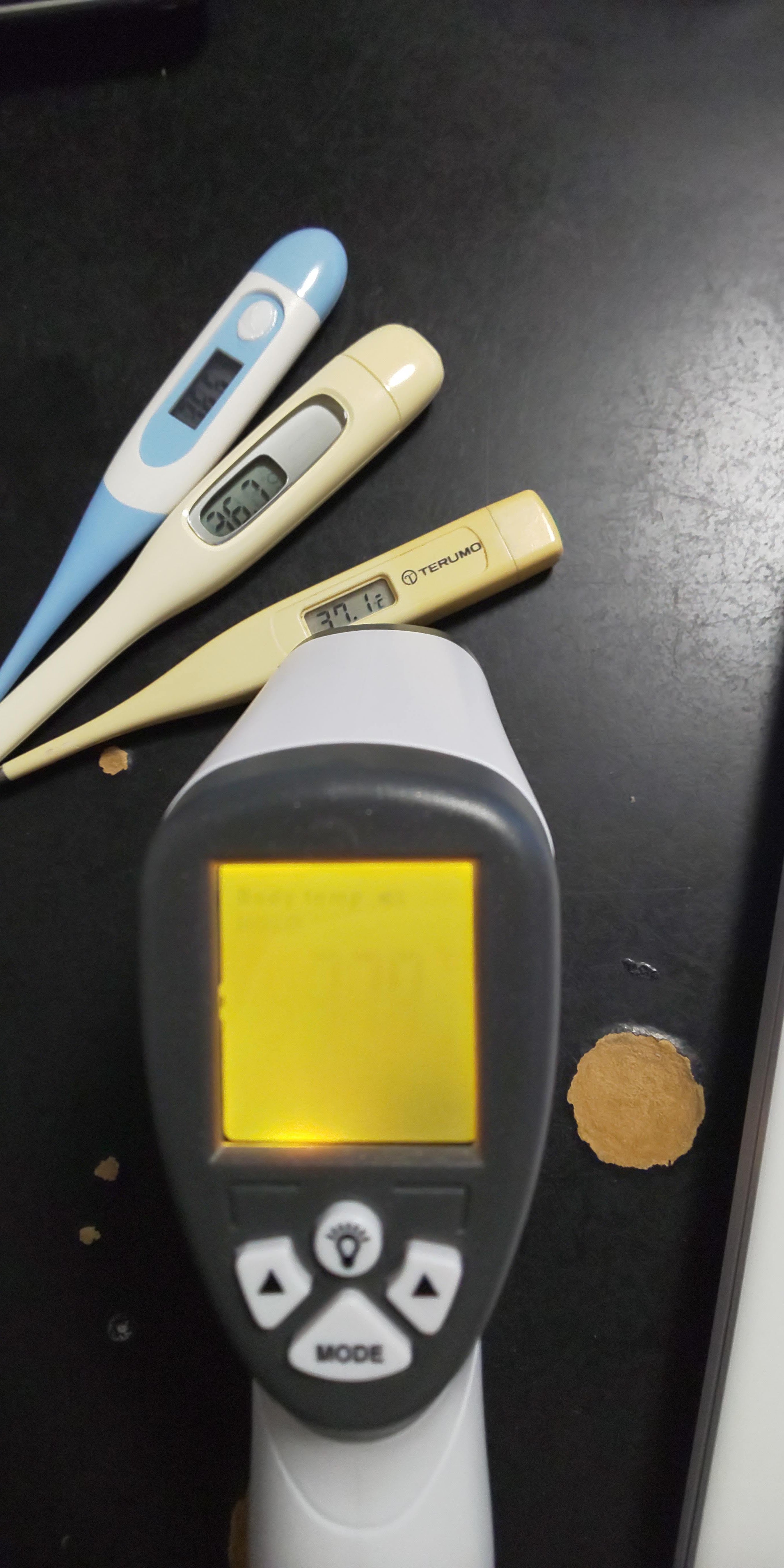 ���M38.4���B(2021/09/27 Mon)  �����̌����B���̓��A37.0���B (���F�̉�ʁA���߂Č��܂����B) (���i�͗΁B) (���蒼���Ă݂��獡�x�͐ԐF�̉�ʂɁB) (09:30 �ɉ��F 37.0��) (09:45 �ɐԐF 38.4��)