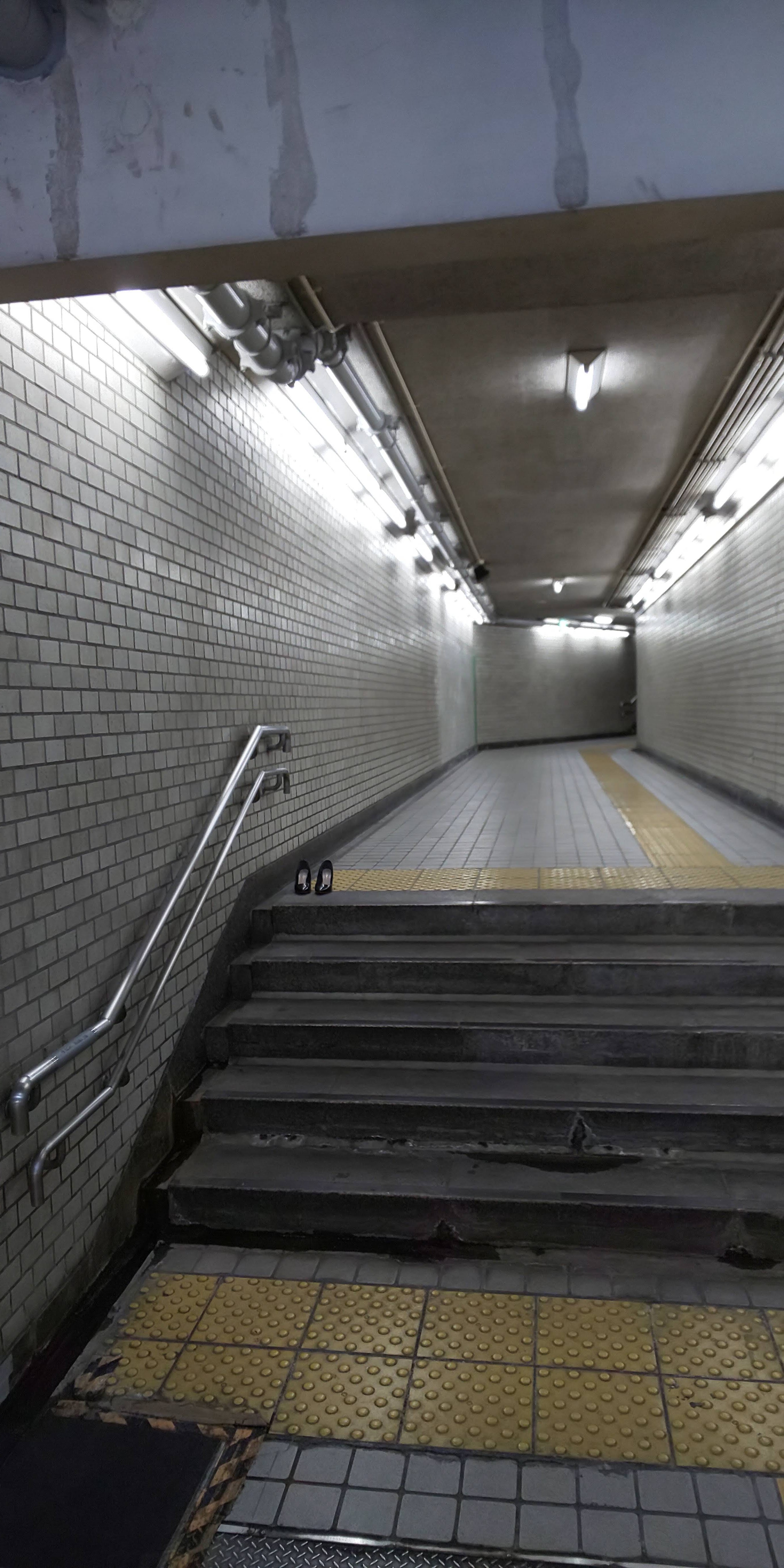 �r�܉w 41�� �o�� �̉��B �����n�C�q�[�����ݒu����Ă��邪���́B