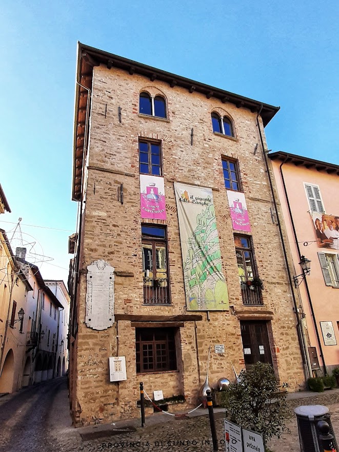 Fotografie Cortemilia, capitale della nocciola piemontese - Langhe