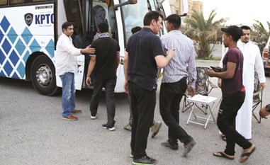 ضبط 88 مخالفاً للإقامة سقطوا في حملة أمنية لمباحث شؤون الإقامة بالأحمدي