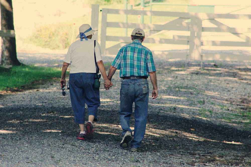 Pareja de ancianos caminan tomados de la mano | Foto: Pexels