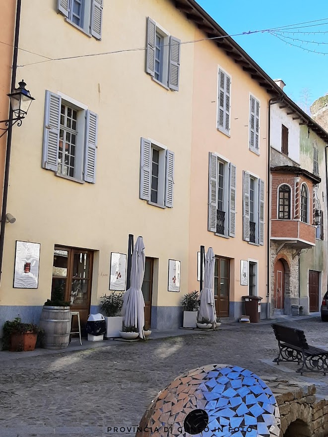 Fotografie Cortemilia, capitale della nocciola piemontese - Langhe