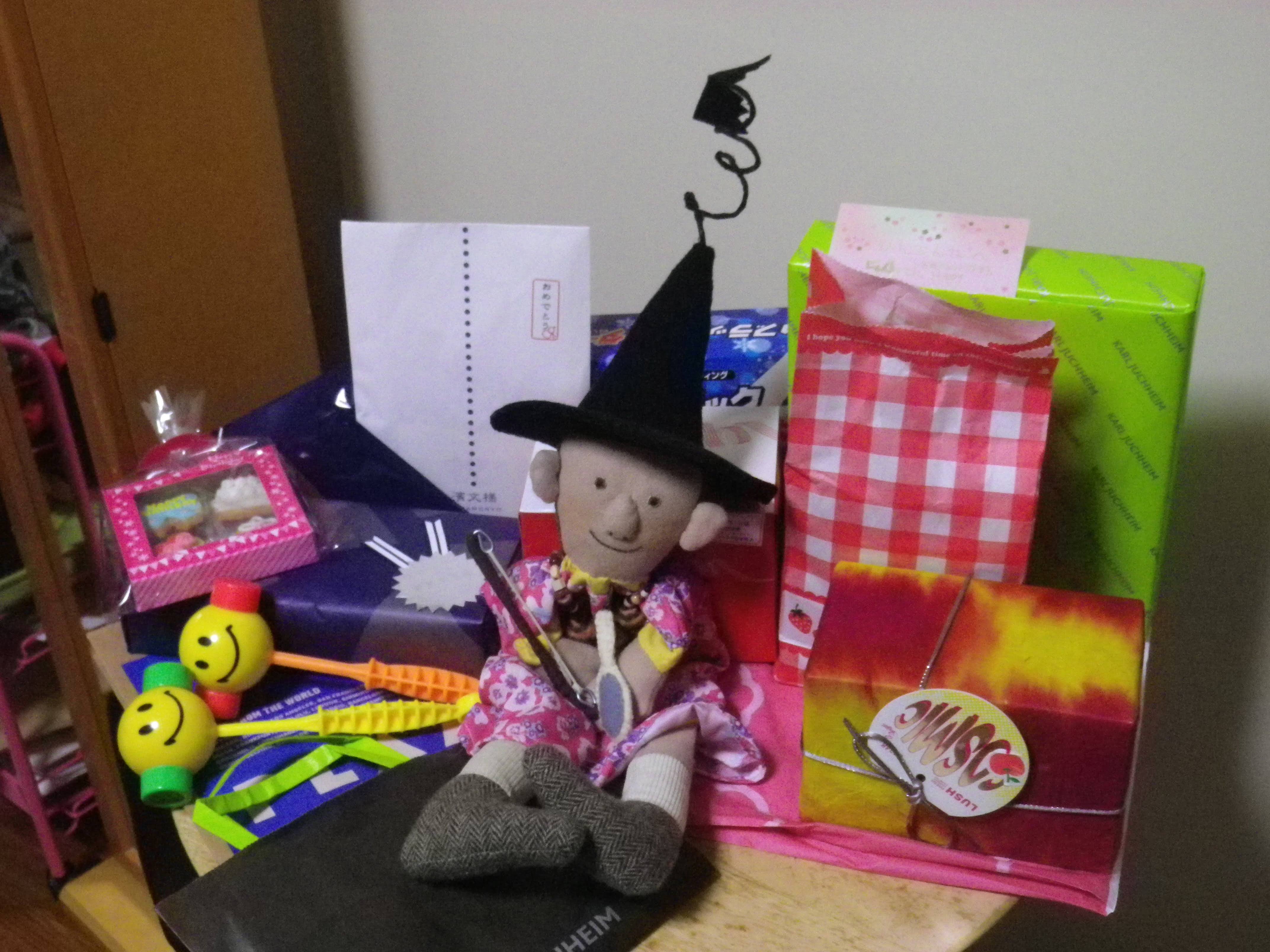 Hinden-san doll et cadeaux. �n�b�s�[ �Ђ�ł� ���� �l�` �� �v���[���g�̎R�B