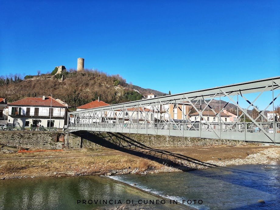 Fotografie Cortemilia, capitale della nocciola piemontese - Langhe