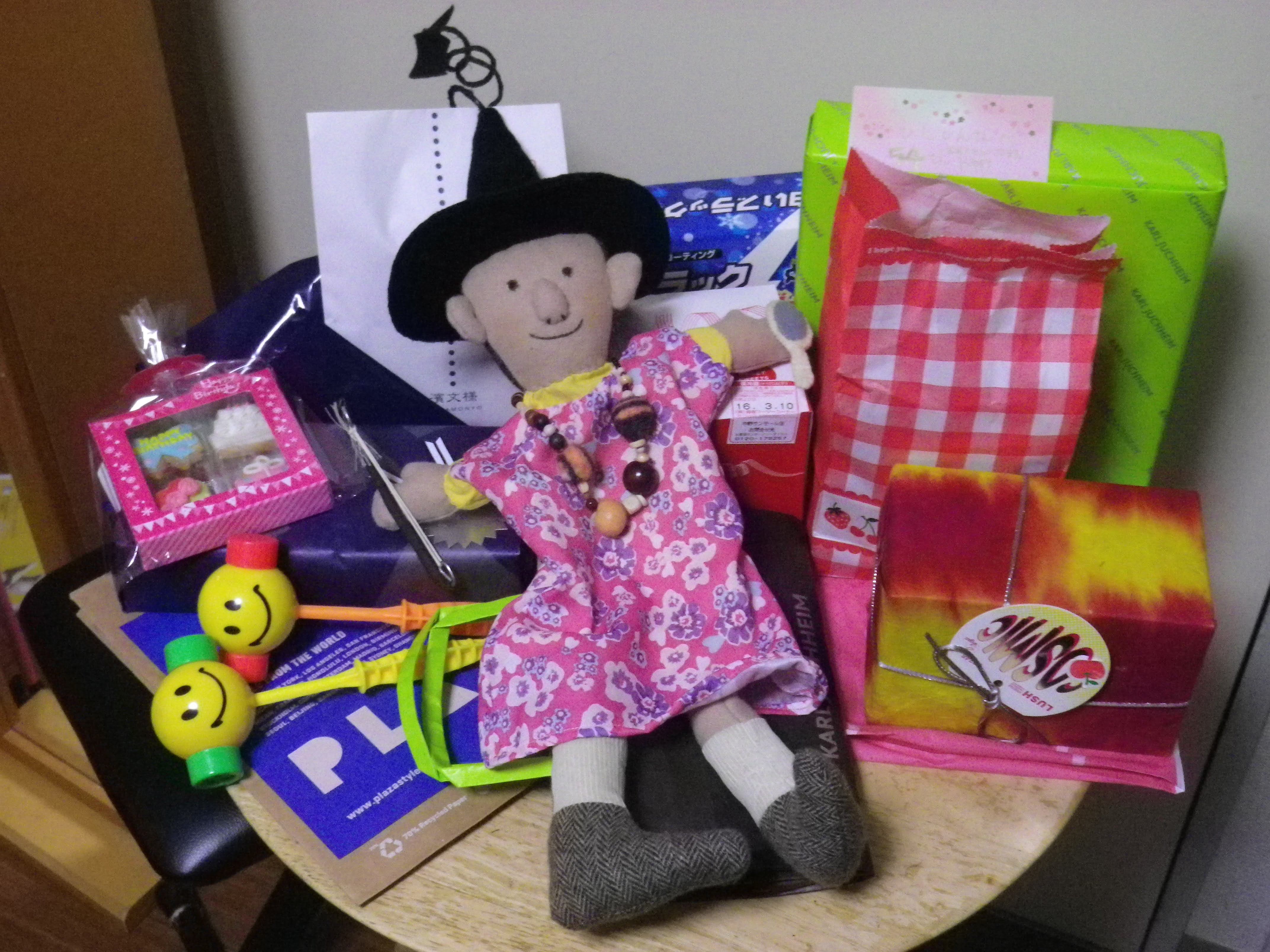 Hinden-san doll et cadeaux. �n�b�s�[ �Ђ�ł� ���� �l�` �� �v���[���g�̎R�B