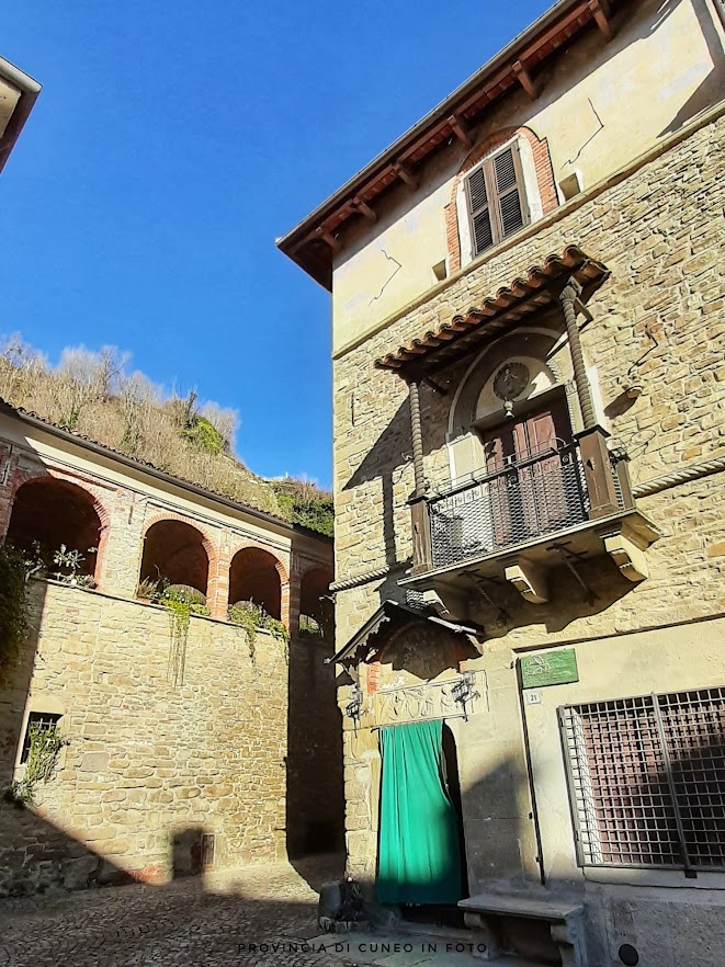 Fotografie Cortemilia, capitale della nocciola piemontese - Langhe