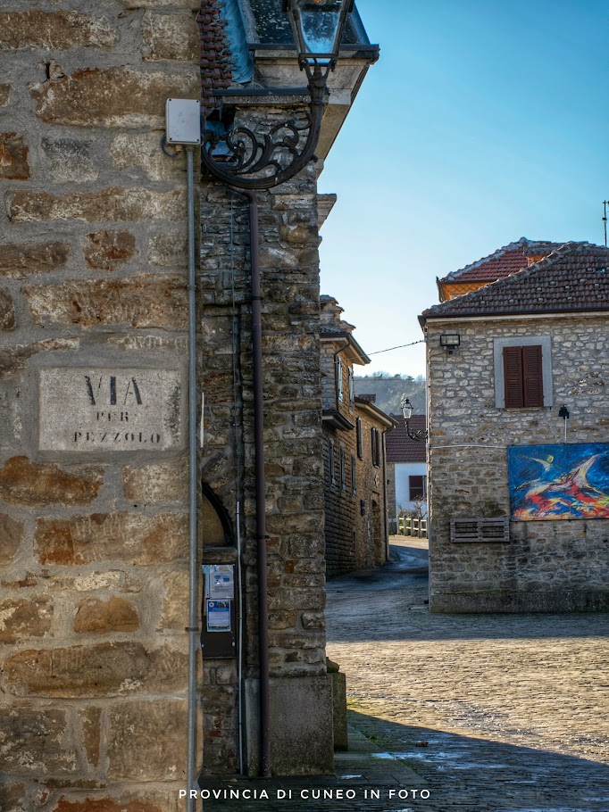 Fotografie Bergolo, il paese in pietra - Langhe