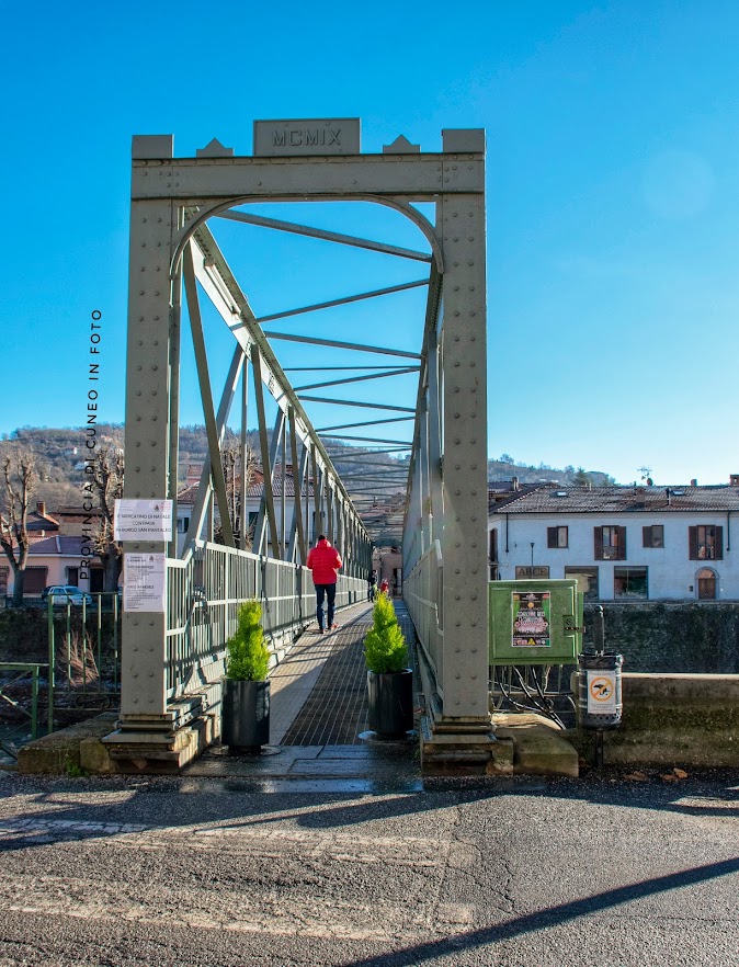 Fotografie Cortemilia, capitale della nocciola piemontese - Langhe