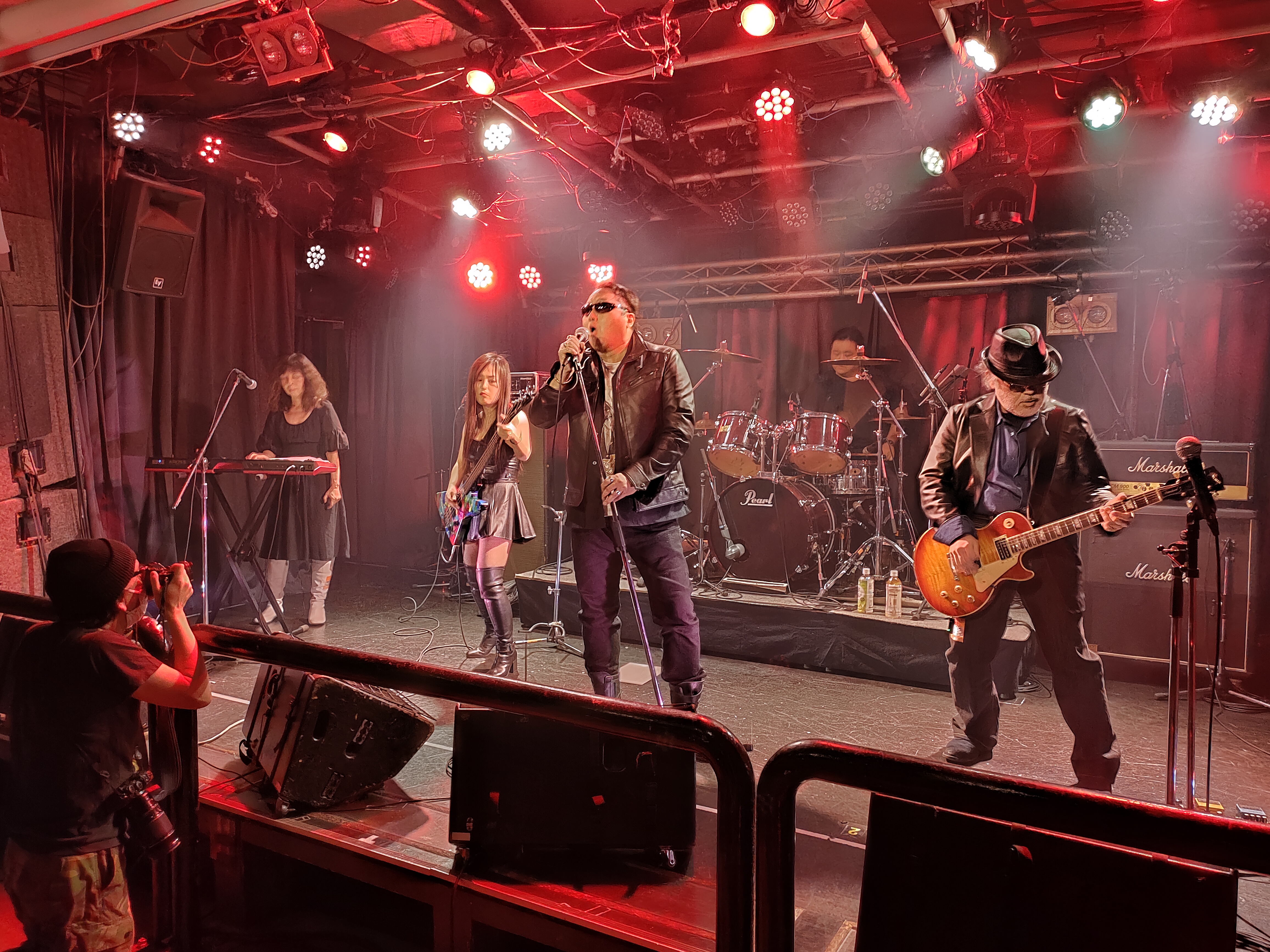 �o���h�̊F����B�ƁA��������ʂ���t�H�g�W���[�i���X�g�E�G��z �O�� ���B�������قǎʐ^�h�w�^�N�\�� �Ђ�ł� ���� �ɂ��uHitomi Center Group�vLIVE���|�B