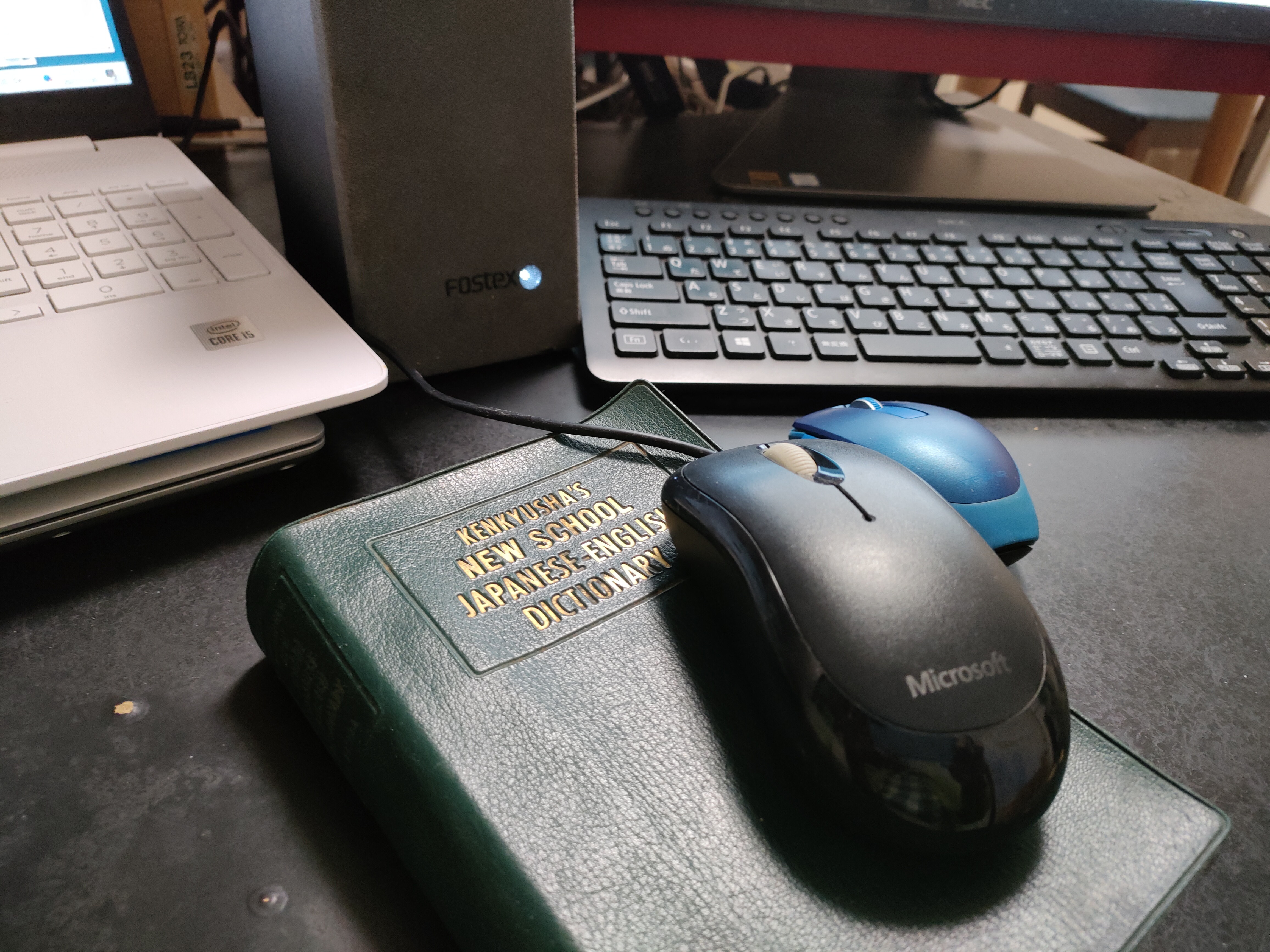 「机の上に英英辞典あるけど。」「あ、それ、マウスパッド。」(#本日の小ネタ)