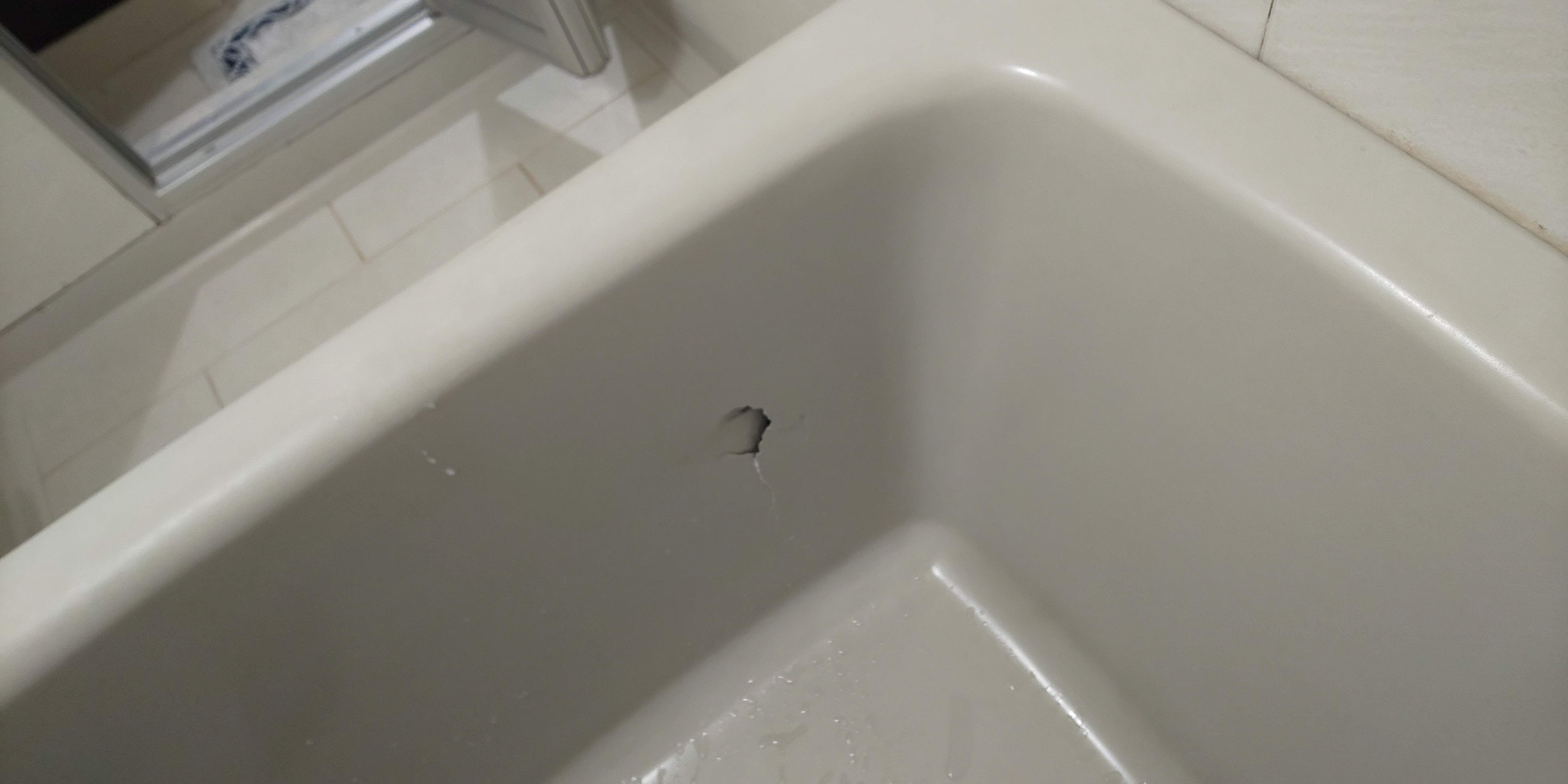 ある日 ともみち くん が お風呂から上がってきましたら、浴槽に穴が空いていました。(#ともみちくんテロ)