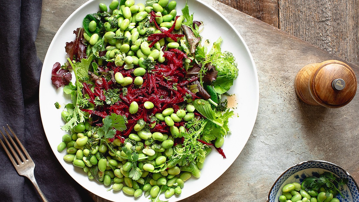 Green salad with edamame & beets
