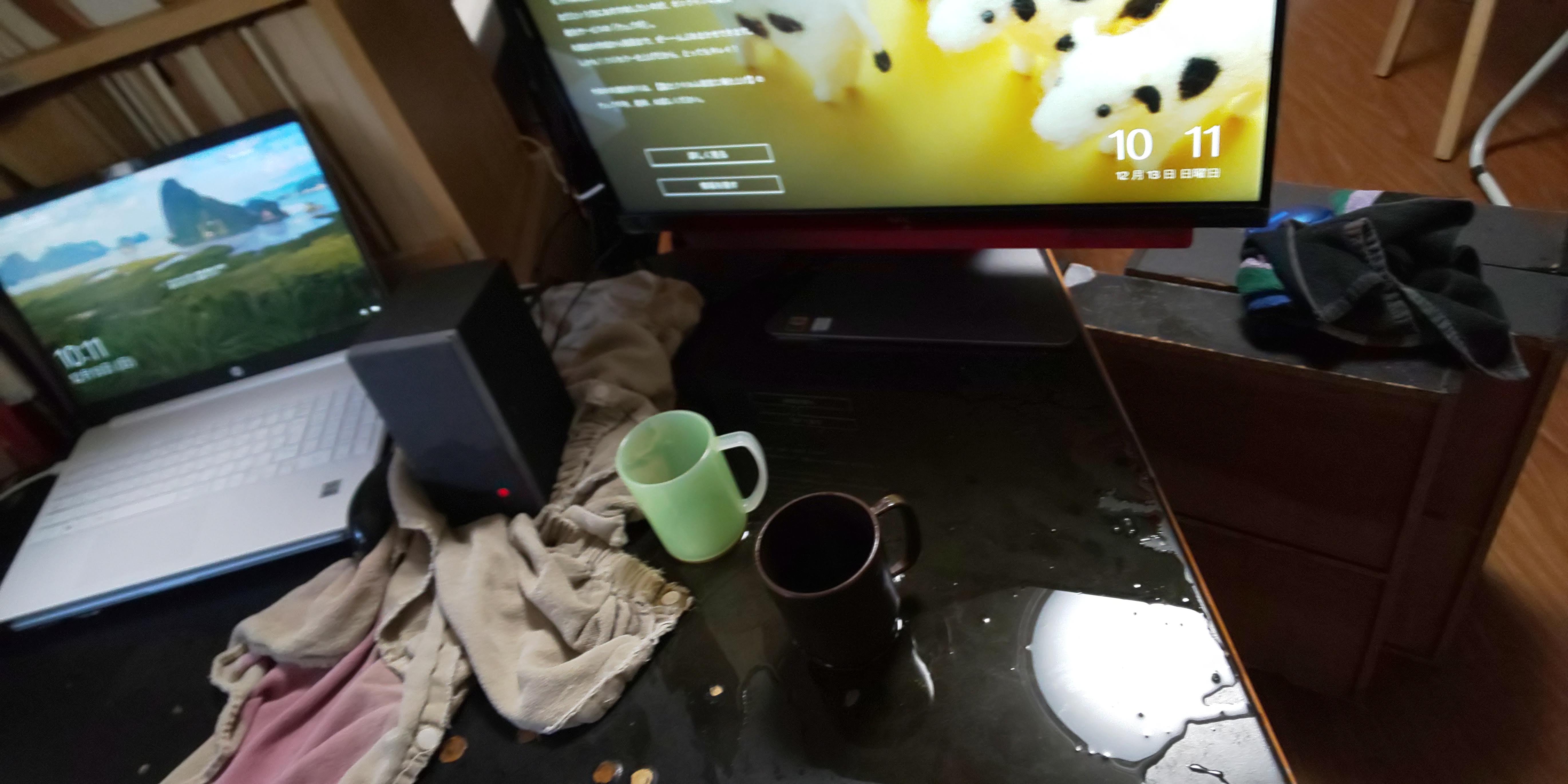 [ともみち テロ] ホットコーヒー2杯、パソコンのキーボードの上に !! わざわざ運んできて。自分のカップとお父さん(あたくし)のカップ。たぶん机の上に放った。(台所で洗い物してたので、瞬間は見ていません。) (キーボードは撤去済み。)