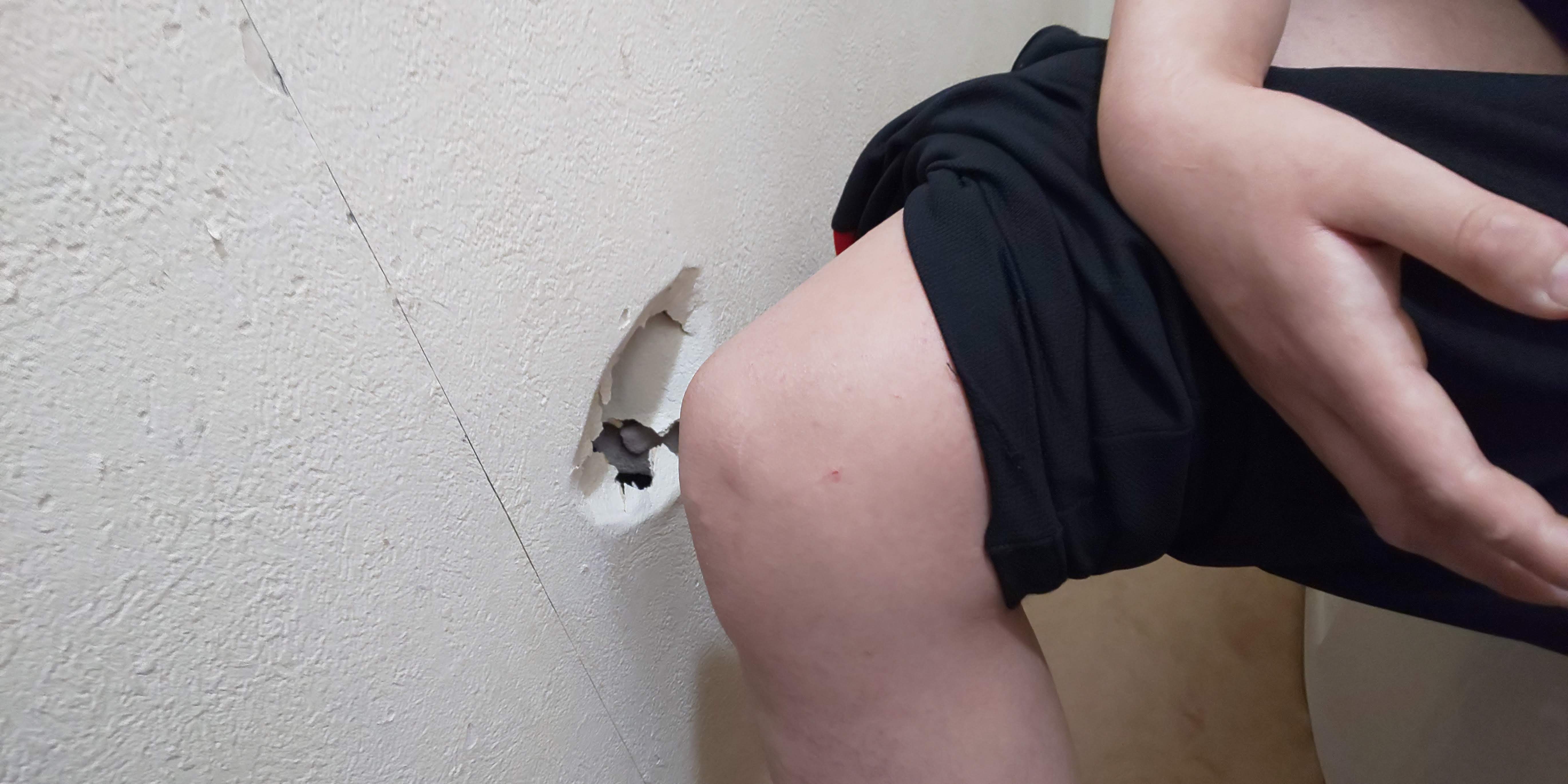 �g�C���̕ǂɋ󂢂������A�Ƃ��݂�����̕G�̃��C���Ƀp�[�t�F�N�g�Ƀt�B�b�g�B