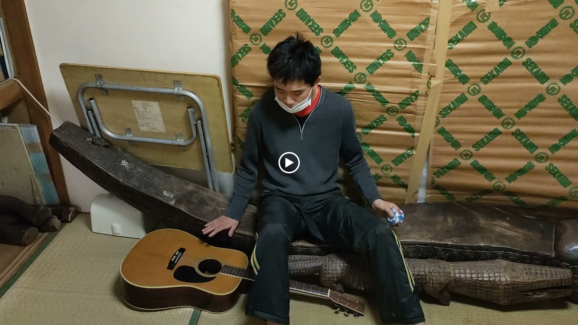 �M�^���X�g�E�݂�����B�J��������Ă鎞�Ɍ����āA���C���Ȃ��Bw