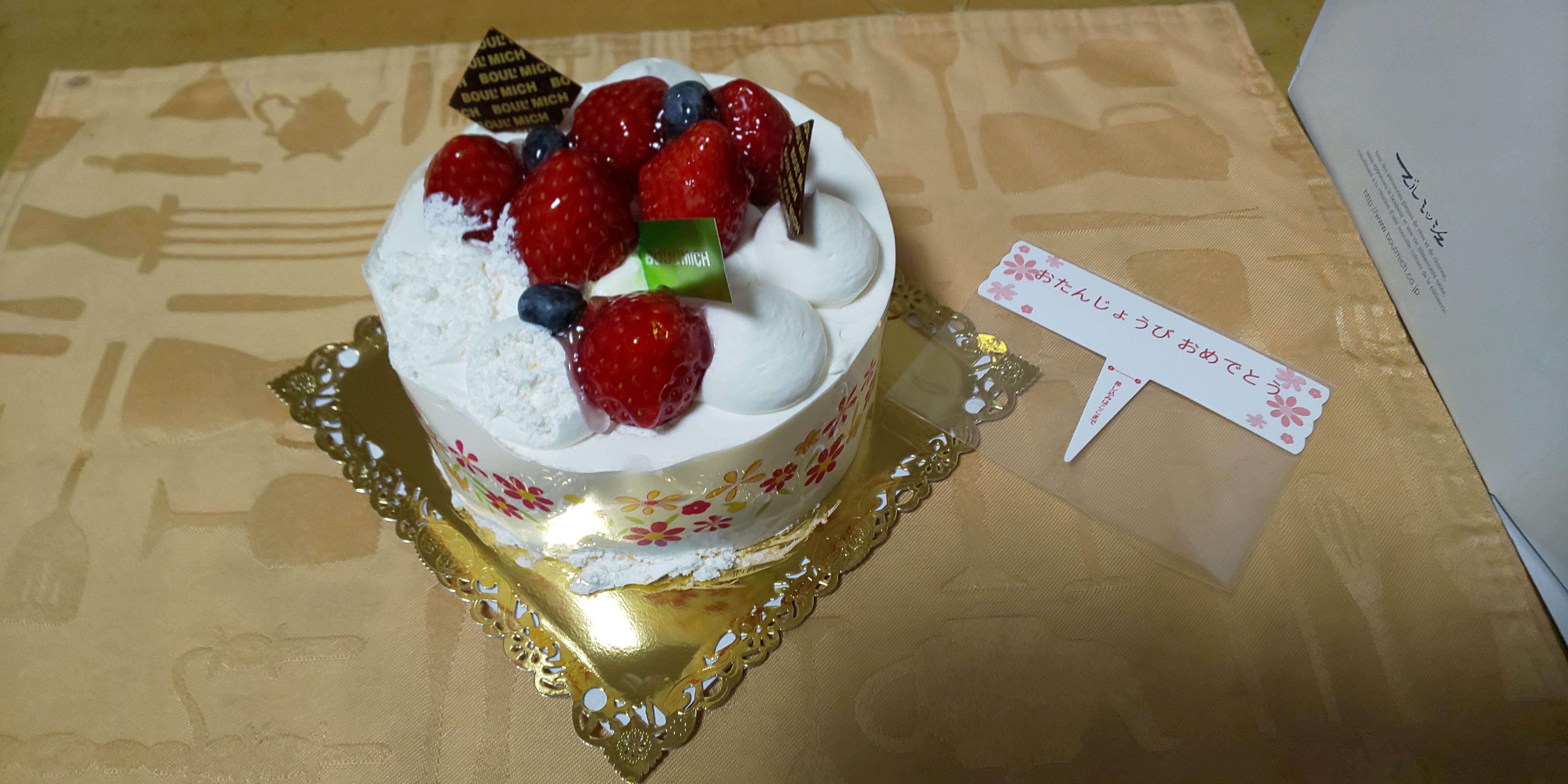 KȂaBj[{  jĂ܂g̓XC[cHׂKȂɂ炸AP[LĂĂĂ܂Buu[~bVvrܐXB