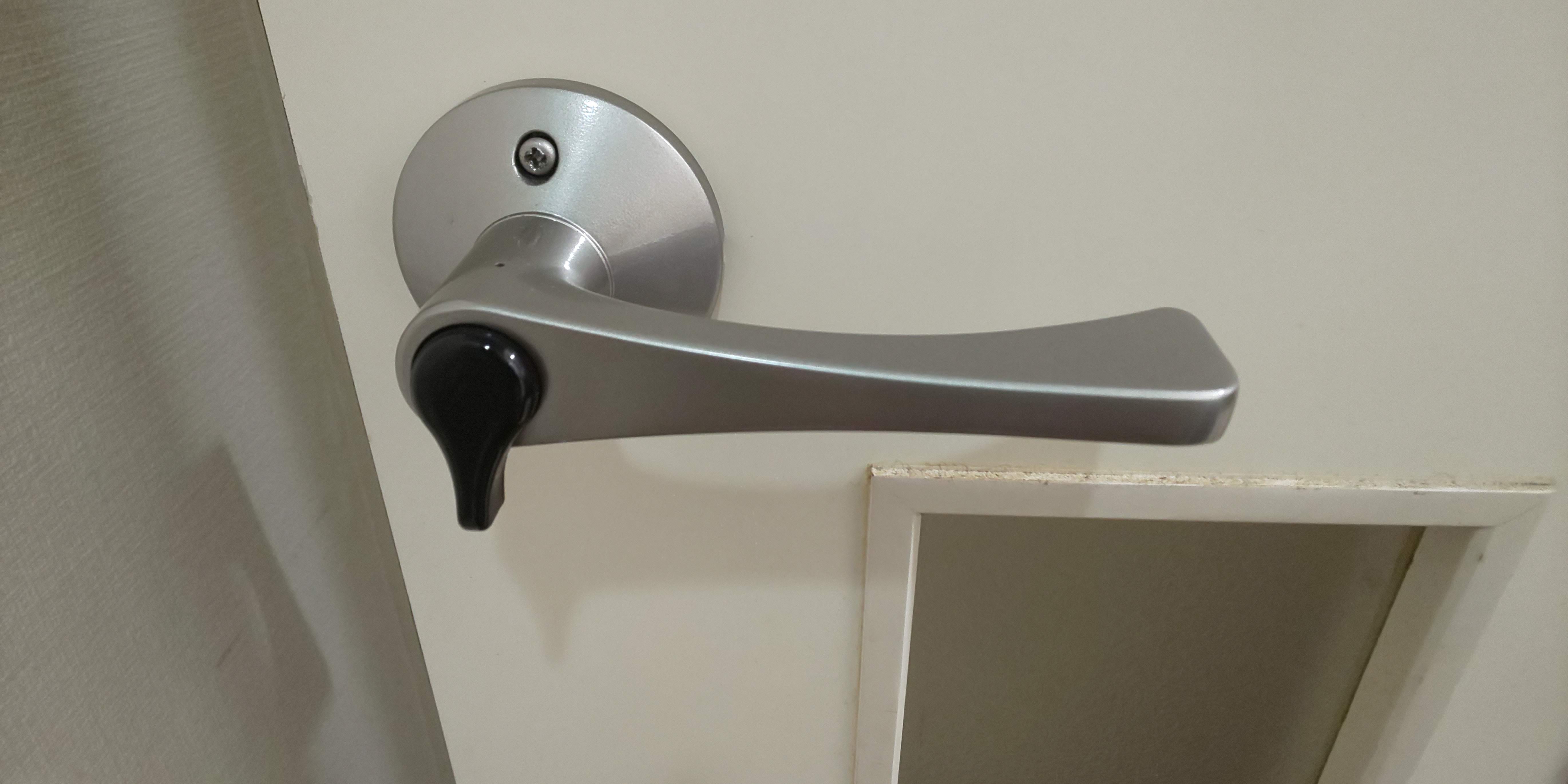 �E�ߏ��̃h�A�m�u�����̊|����^�C�v�ɁB�����ł���삪�y�ɂȂ邽�߂̑Ԑ�����肽���B�|��Ă܂��B(after)