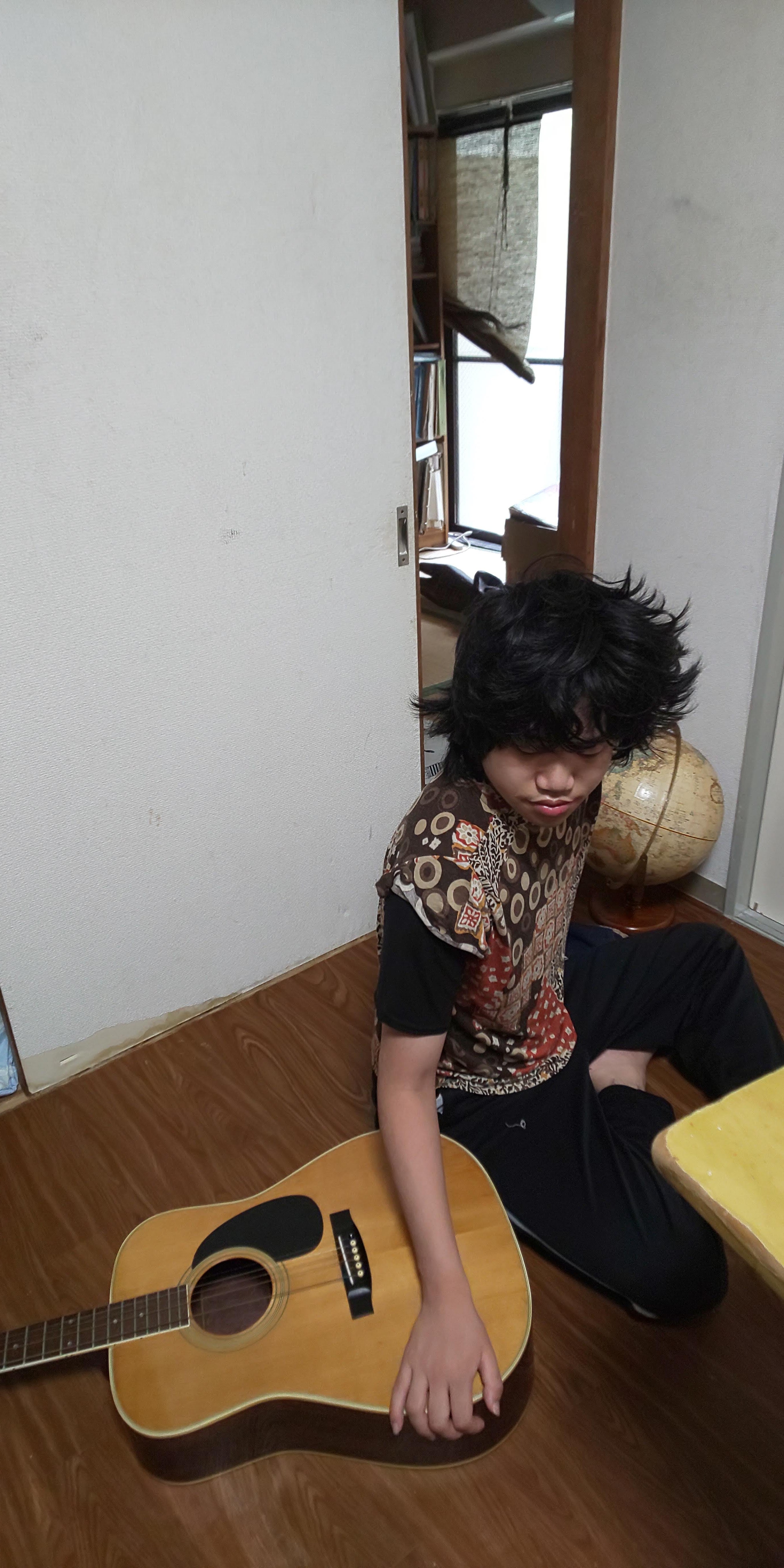 �M�^���X�g�E�݂�����B�Q�N���̒��ׁB