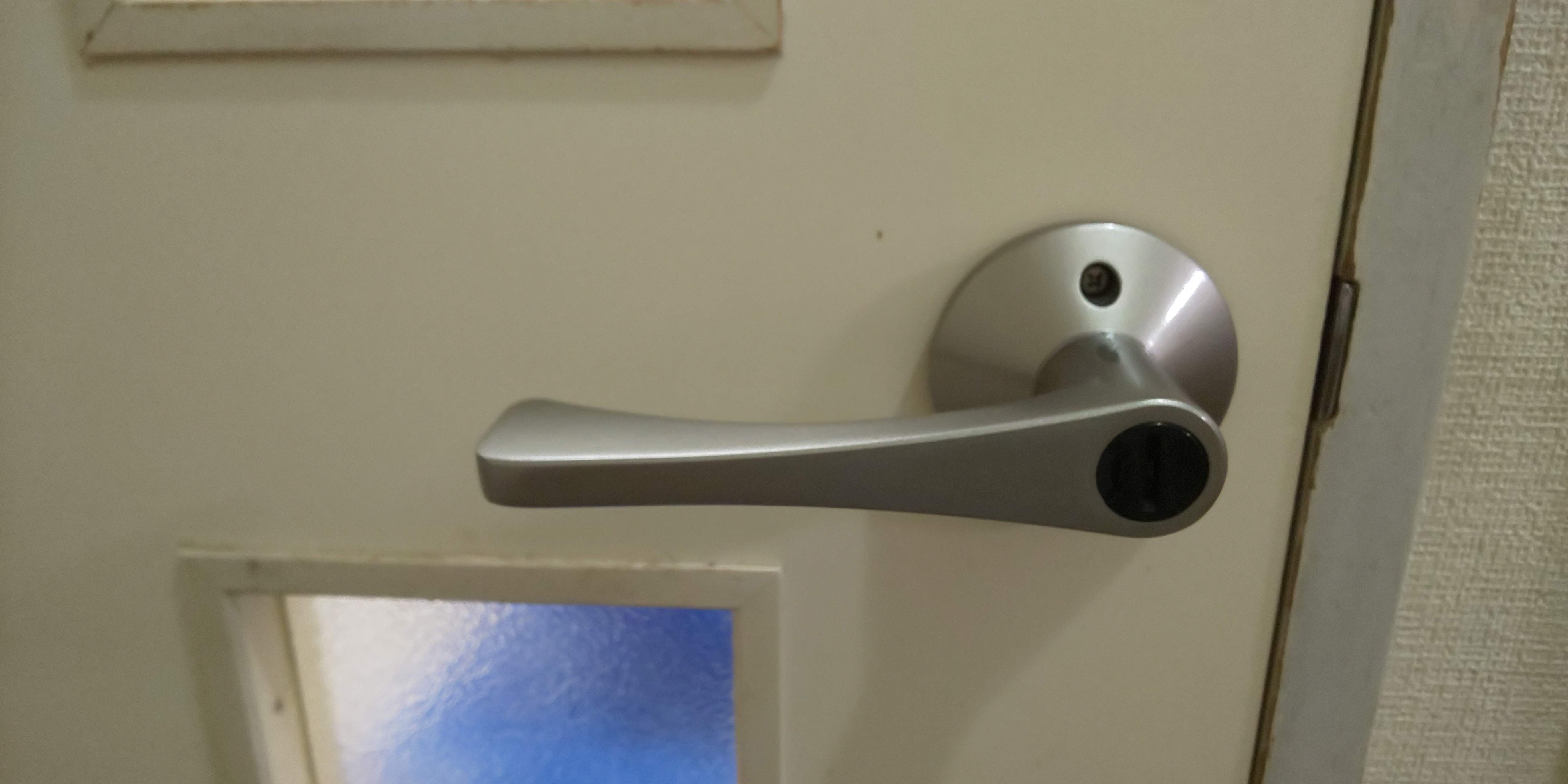 �E�ߏ��̃h�A�m�u�����̊|����^�C�v�ɁB�����ł���삪�y�ɂȂ邽�߂̑Ԑ�����肽���B�|��Ă܂��B(after)