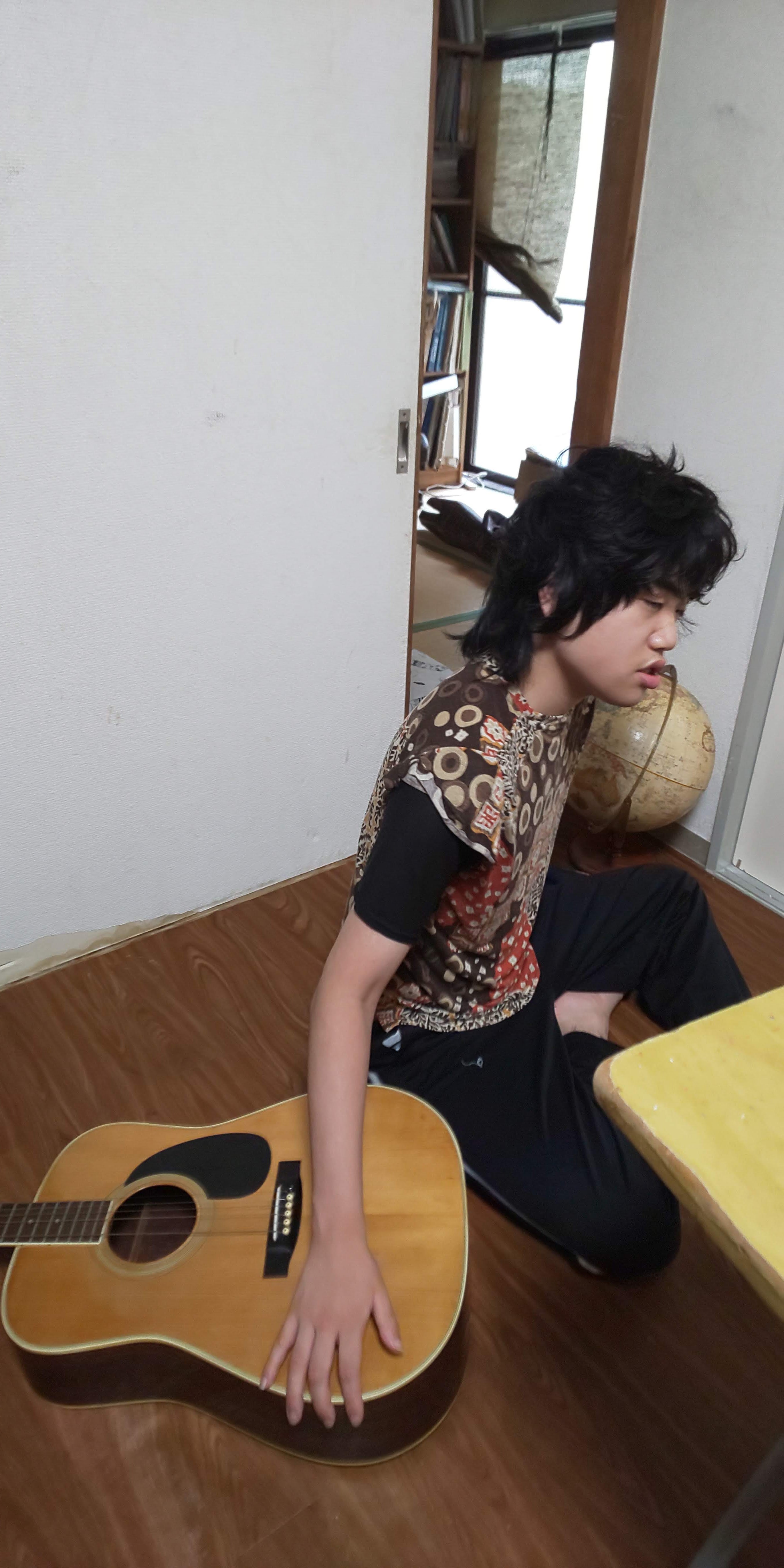 �M�^���X�g�E�݂�����B�Q�N���̒��ׁB