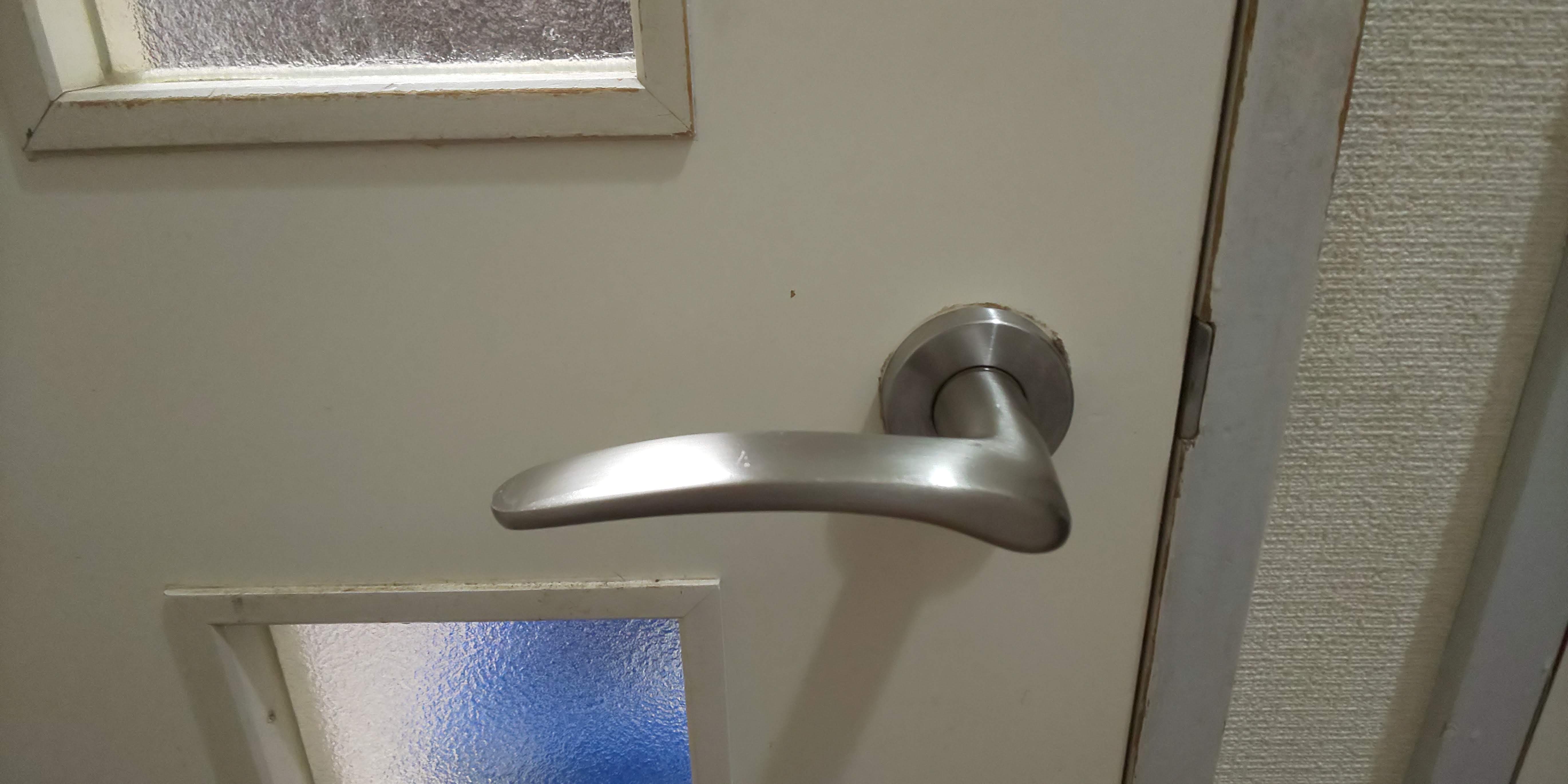 �E�ߏ��̃h�A�m�u�����̊|����^�C�v�ɁB�����ł���삪�y�ɂȂ邽�߂̑Ԑ�����肽���B�|��Ă܂��B(before)