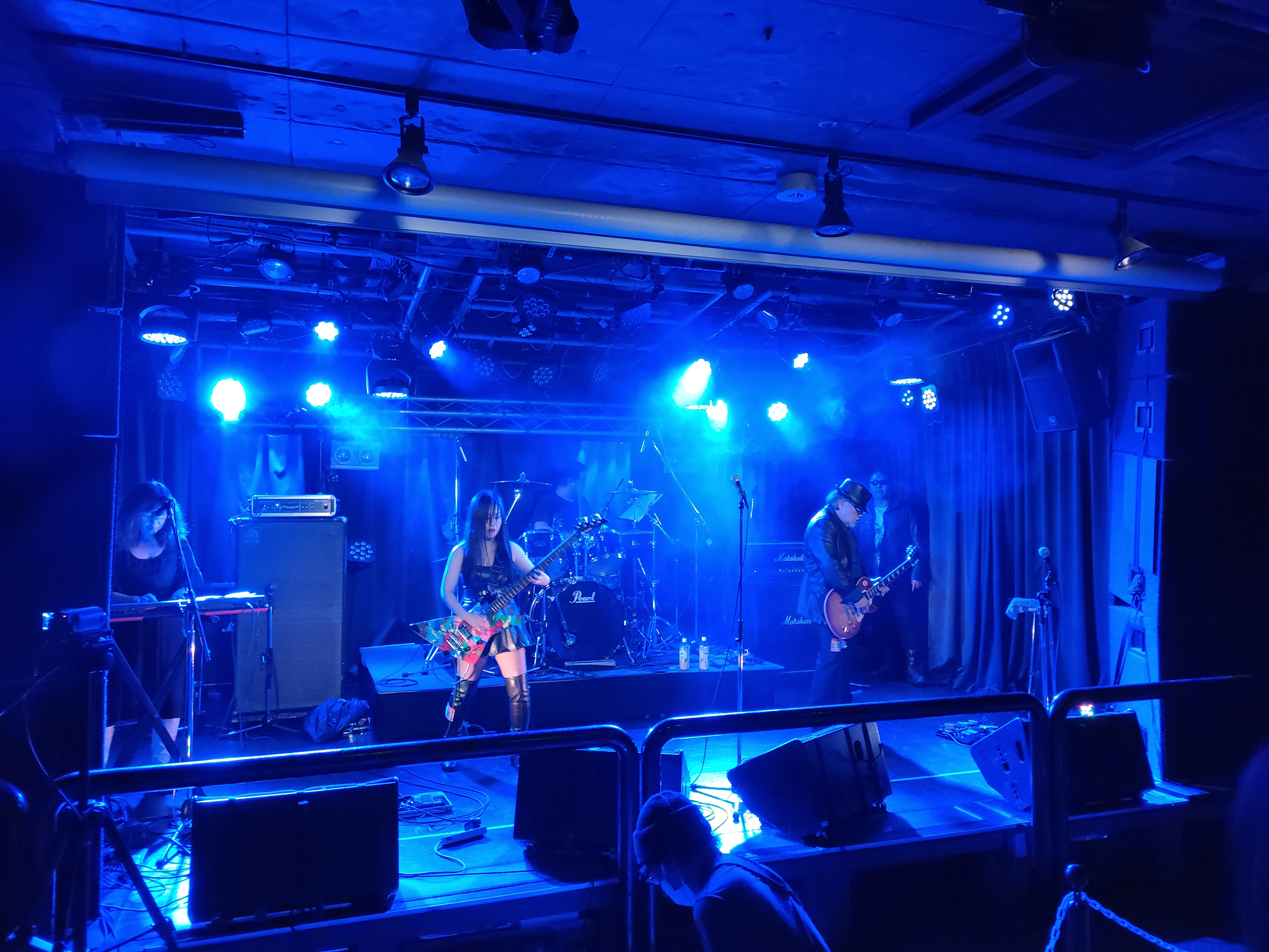 �o���h���t�J�n�B�{�[�J���̃J�^�͂܂����̕��Ɉʒu���ăX�^���o���Ă��܂��B�������قǎʐ^�h�w�^�N�\�� �Ђ�ł� ���� �ɂ��uHitomi Center Group�vLIVE���|�B