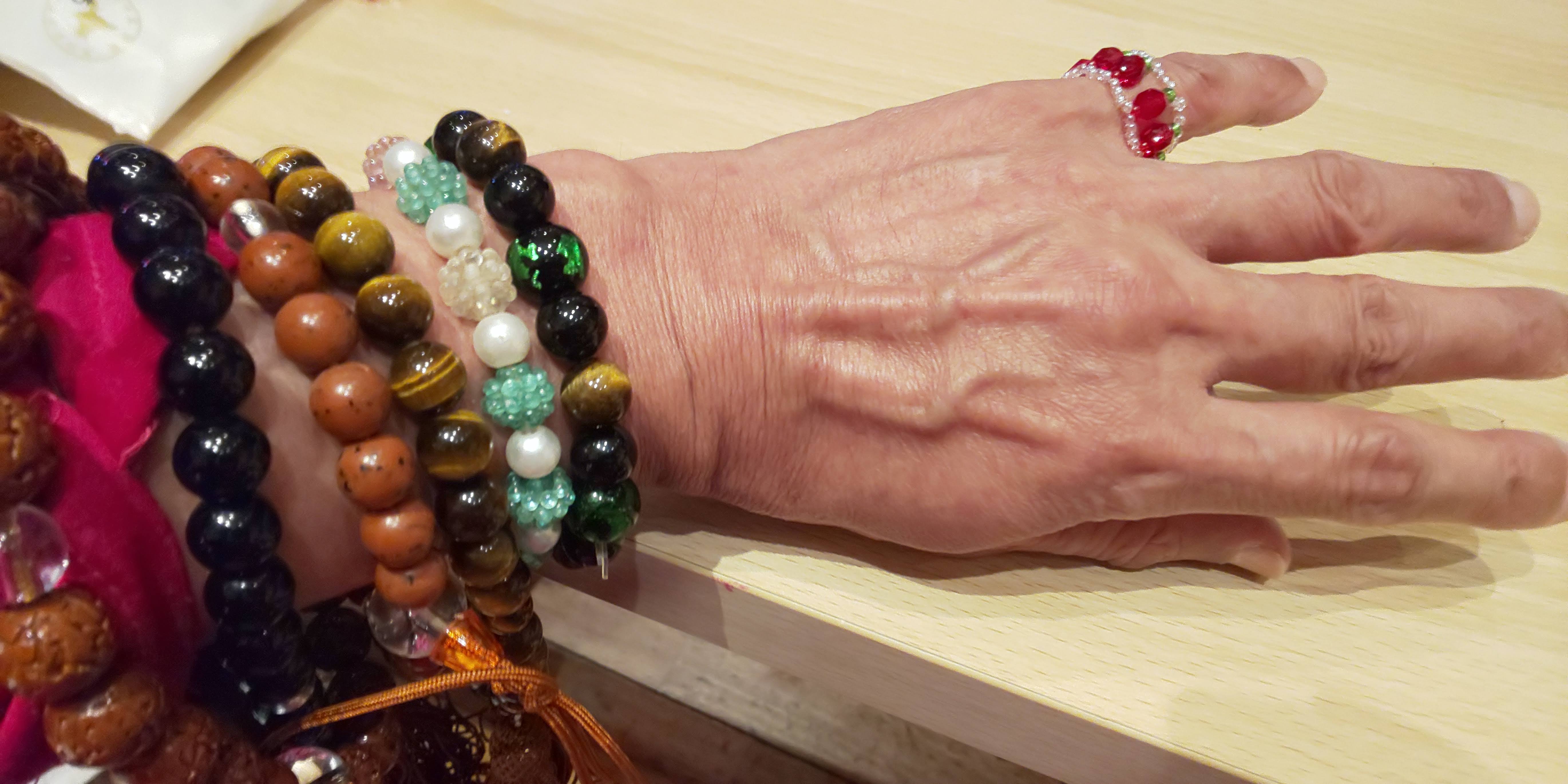 �t�@�b�V���������������C�����܂��B�V�K�ɓ������ꂽ�u����̃C�������O�v�A�u�������̎w�v�A������ �r�ւ̑��ʁB�܂��� �����삪 2�R�������̂�B�����Ďw�B