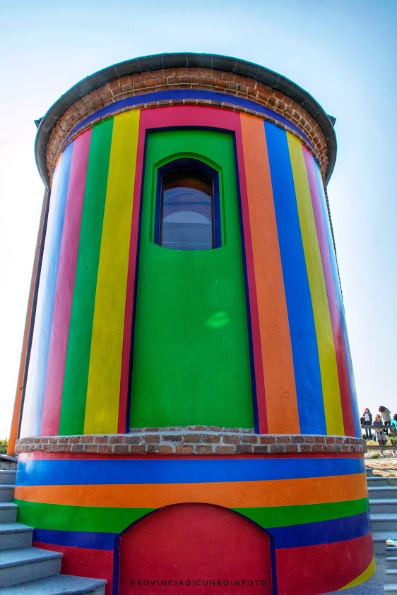La Cappella del Barolo, chiesa colorata nelle Langhe a La Morra