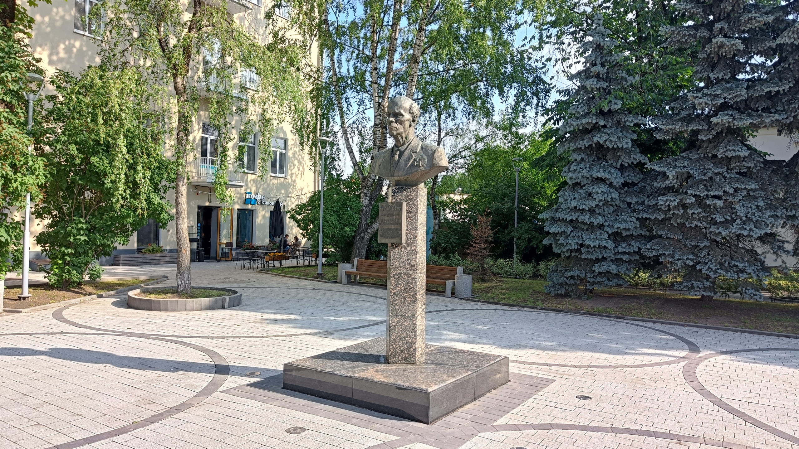 Сквер у памятника академику Кикоину