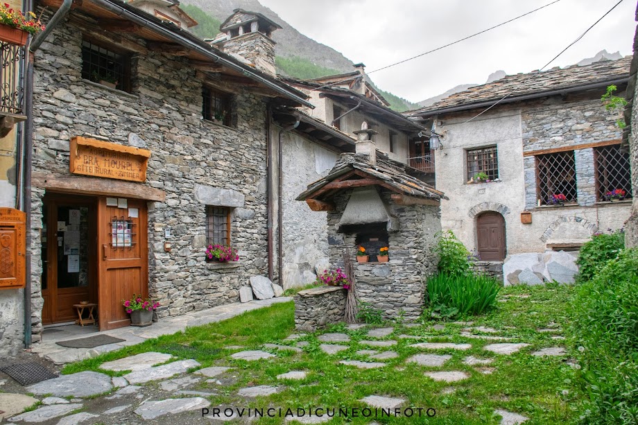 Chianale piccolo borgo in pietra della Valle Varaita