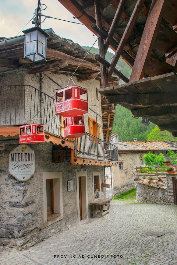 Chianale piccolo borgo in pietra della Valle Varaita