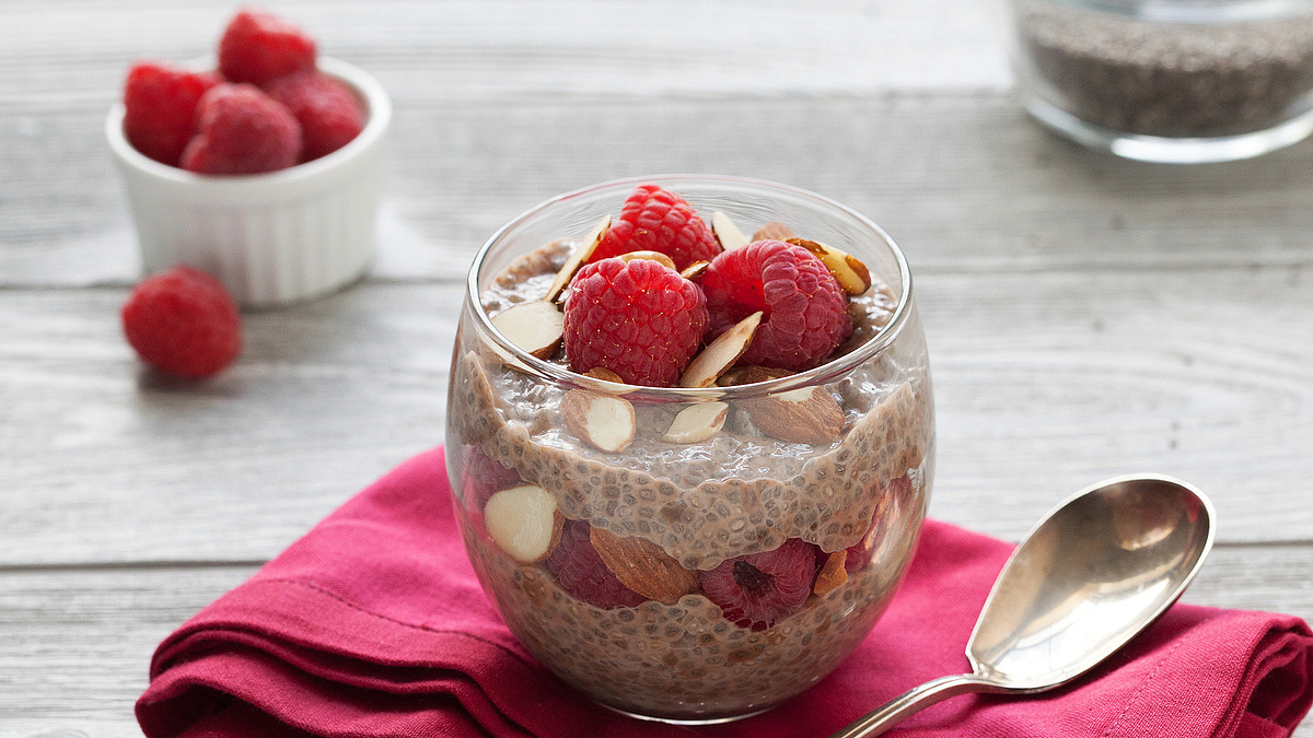 Cocoa-chia pudding with raspberries